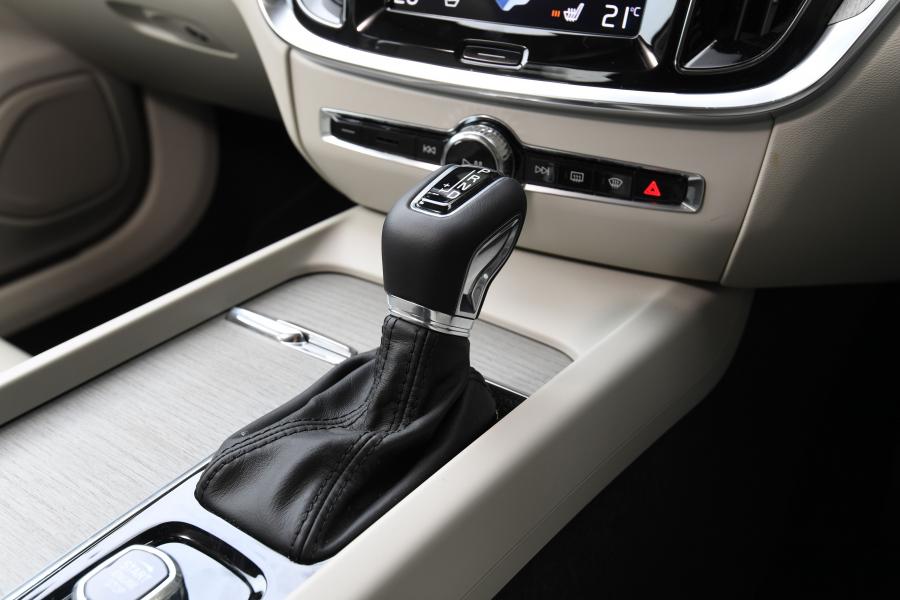 Детали интерьера Volvo S60 T5 Inscription 2019 года  (UK) (фото 2 из 12)
